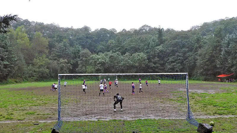 Neblina, frio y altitud, verdaderos contrincantes en la cancha del Volcán Teoca [Fotorreportaje]